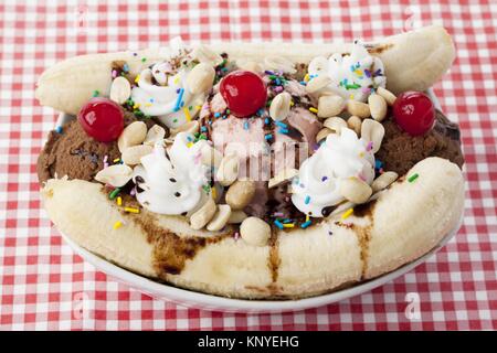 Banana Split in Weiß Schüssel Stockfoto