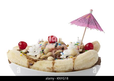 Schüssel Banana Split mit kleinen Regenschirm Stockfoto