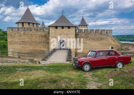 Lada Auto vor der Festung in Khotyn, Stadt in der Oblast Czernowitz der westlichen Ukraine Stockfoto