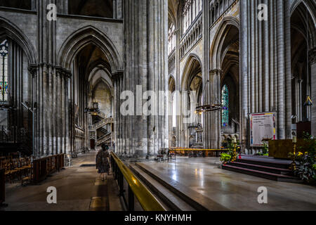 Der Innenraum Langhaus, Querhaus und Chor der gotischen Kathedrale in der Normandie Stadt Rouen Frankreich mit dem Buchhändler Treppe auf der Rückseite Stockfoto