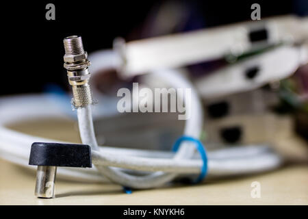 Alte computer Kabel. Kabel lpt, Com1 und Com2 für Desktops und Laptops. Holztisch, schwarzen Hintergrund. Stockfoto