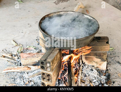 Naturseide landwirtschaftliche und handwerkliche Herstellung von Seide Artefakte - kochen Samenkapseln, Mineralien und Rinde verwendet natürliche Farbstoffe für die seidenweber zu erstellen Stockfoto