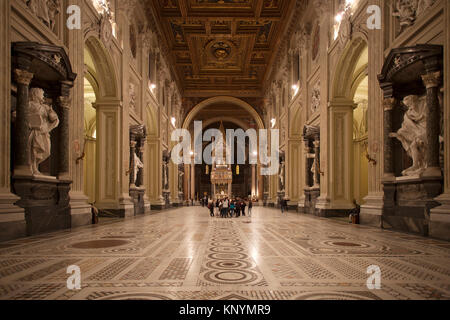 Innenraum der Archbasilica der Lateranbasilika in Rom, Italien Stockfoto