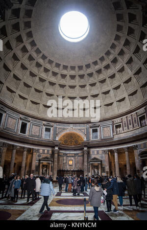 Rom, Italien. 12 Dez, 2017. Ein Blick in das Pantheon. Das Pantheon sein Ticket im Frühjahr haben. Ab 2. Mai 2018, werden Sie ein 2 Euro Ticket Das Pantheon gezahlt werden. Ob Sie Römer, Italiener, Touristen, alle müssen mit Tickets zur Verfügung gestellt werden. Der Eintritt frei zugänglich nur für die Gläubigen, die teilnehmen möchten, das Wochenende Massen (wie bekannt ist, der Pantheon, der wollte von Augustus und Hadrian renoviert, wurde dann wie die Kirche Santa Maria ad Martyres geweiht sein). Quelle: Andrea Ronchini/Pacific Press/Alamy leben Nachrichten Stockfoto