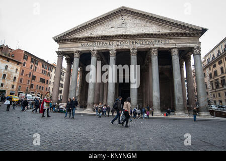 Rom, Italien. 12 Dez, 2017. Das Pantheon sein Ticket im Frühjahr haben. Ab 2. Mai 2018, werden Sie ein 2 Euro Ticket Das Pantheon gezahlt werden. Ob Sie Römer, Italiener, Touristen, alle müssen mit Tickets zur Verfügung gestellt werden. Der Eintritt frei zugänglich nur für die Gläubigen, die teilnehmen möchten, das Wochenende Massen (wie bekannt ist, der Pantheon, der wollte von Augustus und Hadrian renoviert, wurde dann wie die Kirche Santa Maria ad Martyres geweiht sein). Quelle: Andrea Ronchini/Pacific Press/Alamy leben Nachrichten Stockfoto