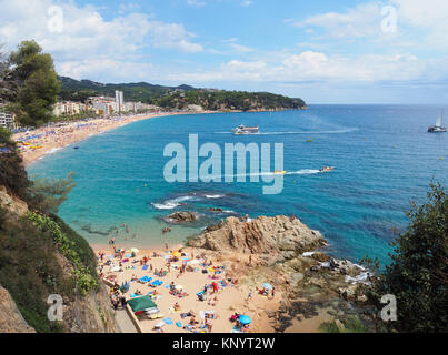 Blick auf den Strand in Lloret de Mar, Spanien. Lloret de Mar ist eine der meist besuchten Städte in Costa Brava Girona während der Sommerferien. Stockfoto