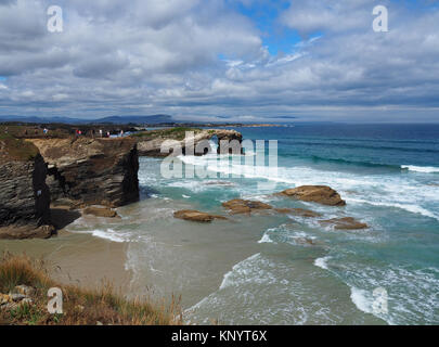 Panoramablick auf den Strand der Kathedralen (As Catedrais) in A Coruña, Galicien - Spanien Stockfoto