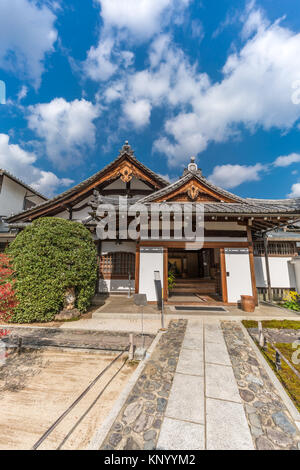 Honden (Große Halle) von KOGEN-ji-Tempel sub-Tempel von Tenryu-ji. Im 17. Jahrhundert in Kyakuden Stil gebaut. In Arashiyama, Kyoto, Japan. Stockfoto