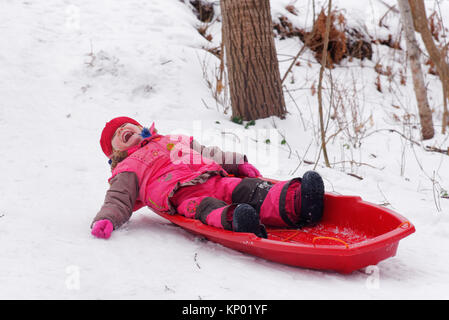 Ein kleines Mädchen (3 Jahre alt) Rodeln in Quebec Stockfoto