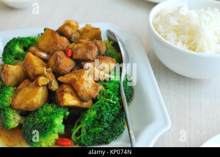 Üppige suchen Chinesische vegetarische Mock Fleisch von Affenkopf Pilze mit grünen Brokkoli gemacht. Geeignet für Konzepte wie Diät und Ernährung, Stockfoto