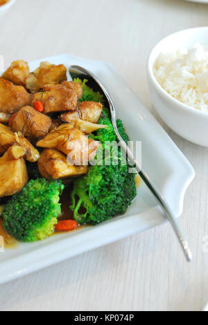 Üppige suchen Chinesische vegetarische Mock Fleisch von Affenkopf Pilze mit grünen Brokkoli gemacht. Geeignet für Konzepte wie Diät und Ernährung, Stockfoto