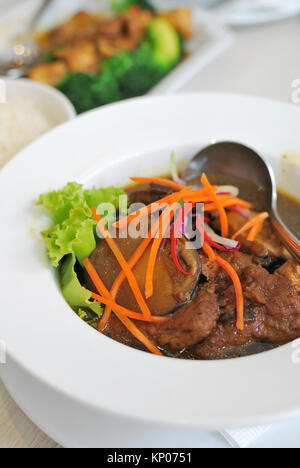 Üppige suchen Chinesische vegetarische mock Hühnerbrühe mit Kräutern und Pilzen zubereitet. Für Konzepte wie Diät und Ernährung, gesunde Lif geeignet Stockfoto