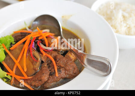 Üppige suchen Chinesische vegetarische mock Hühnerbrühe mit Kräutern und Pilzen zubereitet. Für Konzepte wie Diät und Ernährung, gesunde Lif geeignet Stockfoto