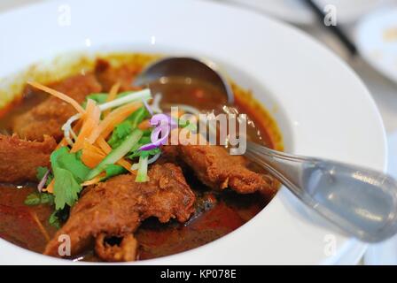 Üppige suchen Chinesische vegetarische mock Chicken Curry aus Sojabohnen und Pilze. Für Konzepte wie Diät und Ernährung geeignet, gesunde e Stockfoto