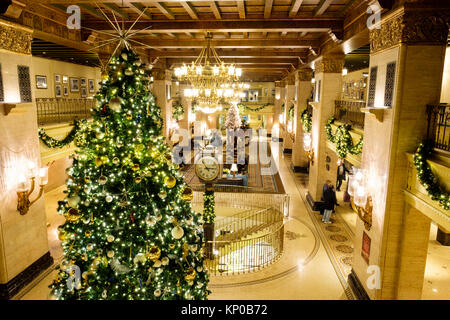 The Fairmont Royal York Toronto, die Gäste in der Lobby des Hotels während der Weihnachtszeit Urlaub, Toronto, Ontario, Kanada. Stockfoto