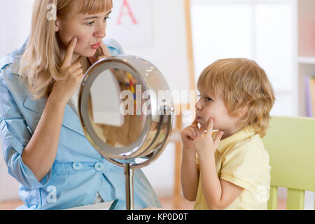 Niedliche Kind Junge an der Logopädin Büro Stockfoto