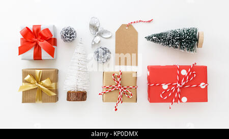 Geschenkbox Sammlung und Weihnachten Dekoration auf weißem Hintergrund Stockfoto