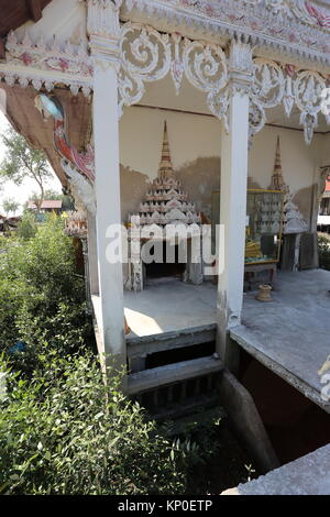 Wat Khun Samut Jeen ist ein Tempel am Meer, dass der Boden im Inneren des Gebäudes aufgrund steigender Meeresspiegel angehoben hat, so ungewöhnlich kleine Türen. Stockfoto