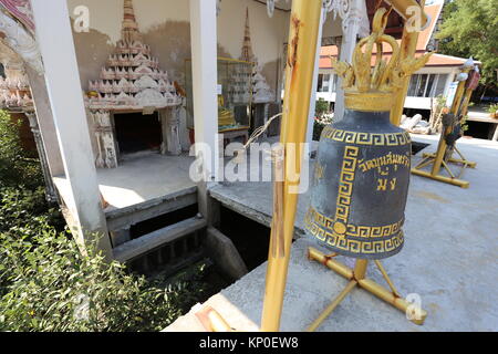 Wat Khun Samut Jeen ist ein Tempel am Meer, dass der Boden im Inneren des Gebäudes aufgrund steigender Meeresspiegel angehoben hat, so ungewöhnlich kleine Türen. Stockfoto