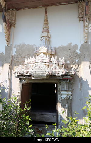 Wat Khun Samut Jeen ist ein Tempel am Meer, dass der Boden im Inneren des Gebäudes aufgrund steigender Meeresspiegel angehoben hat, so ungewöhnlich kleine Türen. Stockfoto