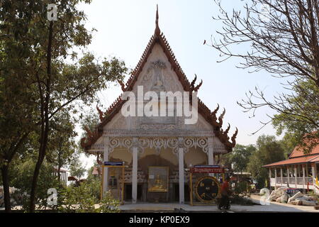 Wat Khun Samut Jeen ist ein Tempel am Meer, dass der Boden im Inneren des Gebäudes aufgrund steigender Meeresspiegel angehoben hat, so ungewöhnlich kleine Türen. Stockfoto