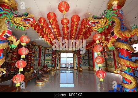 Wat Khun Samut Jeen ist ein Tempel am Meer, dass der Boden im Inneren des Gebäudes aufgrund steigender Meeresspiegel angehoben hat, so ungewöhnlich kleine Türen. Stockfoto