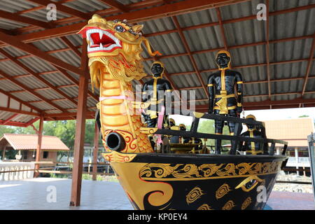 Wat Khun Samut Jeen ist ein Tempel am Meer, dass der Boden im Inneren des Gebäudes aufgrund steigender Meeresspiegel angehoben hat, so ungewöhnlich kleine Türen. Stockfoto