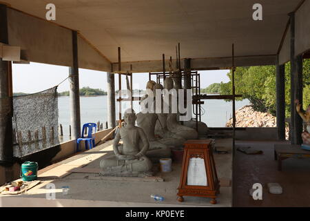Wat Khun Samut Jeen ist ein Tempel am Meer, dass der Boden im Inneren des Gebäudes aufgrund steigender Meeresspiegel angehoben hat, so ungewöhnlich kleine Türen. Stockfoto