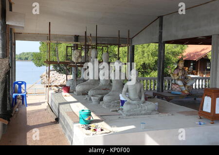 Wat Khun Samut Jeen ist ein Tempel am Meer, dass der Boden im Inneren des Gebäudes aufgrund steigender Meeresspiegel angehoben hat, so ungewöhnlich kleine Türen. Stockfoto