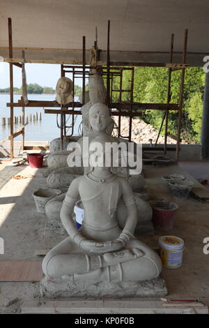 Wat Khun Samut Jeen ist ein Tempel am Meer, dass der Boden im Inneren des Gebäudes aufgrund steigender Meeresspiegel angehoben hat, so ungewöhnlich kleine Türen. Stockfoto