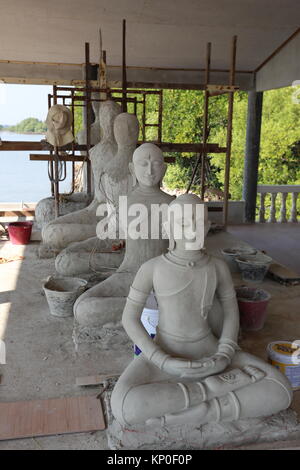 Wat Khun Samut Jeen ist ein Tempel am Meer, dass der Boden im Inneren des Gebäudes aufgrund steigender Meeresspiegel angehoben hat, so ungewöhnlich kleine Türen. Stockfoto