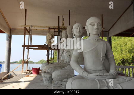 Wat Khun Samut Jeen ist ein Tempel am Meer, dass der Boden im Inneren des Gebäudes aufgrund steigender Meeresspiegel angehoben hat, so ungewöhnlich kleine Türen. Stockfoto