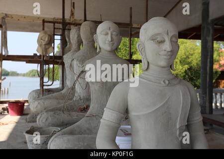 Wat Khun Samut Jeen ist ein Tempel am Meer, dass der Boden im Inneren des Gebäudes aufgrund steigender Meeresspiegel angehoben hat, so ungewöhnlich kleine Türen. Stockfoto