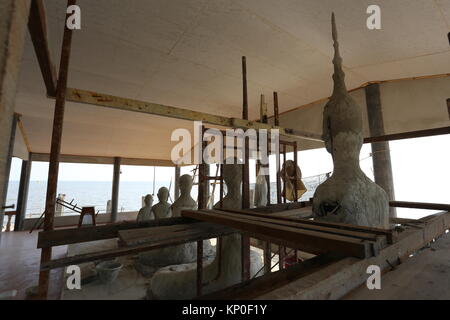 Wat Khun Samut Jeen ist ein Tempel am Meer, dass der Boden im Inneren des Gebäudes aufgrund steigender Meeresspiegel angehoben hat, so ungewöhnlich kleine Türen. Stockfoto