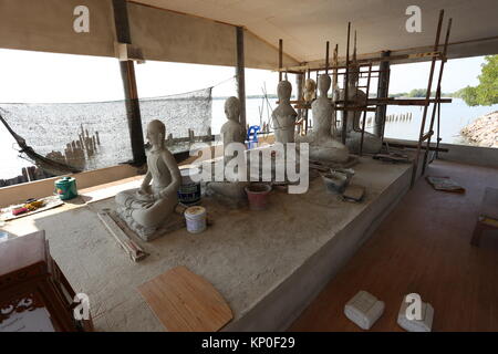 Wat Khun Samut Jeen ist ein Tempel am Meer, dass der Boden im Inneren des Gebäudes aufgrund steigender Meeresspiegel angehoben hat, so ungewöhnlich kleine Türen. Stockfoto