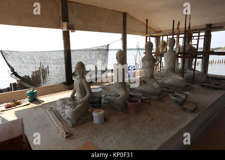 Wat Khun Samut Jeen ist ein Tempel am Meer, dass der Boden im Inneren des Gebäudes aufgrund steigender Meeresspiegel angehoben hat, so ungewöhnlich kleine Türen. Stockfoto