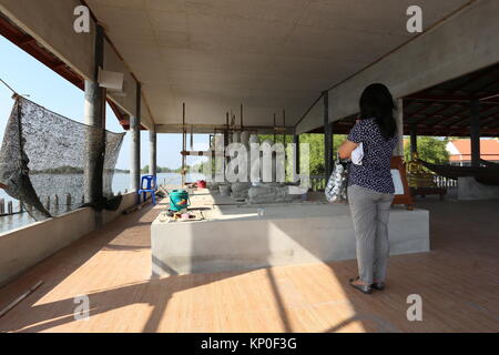 Wat Khun Samut Jeen ist ein Tempel am Meer, dass der Boden im Inneren des Gebäudes aufgrund steigender Meeresspiegel angehoben hat, so ungewöhnlich kleine Türen. Stockfoto