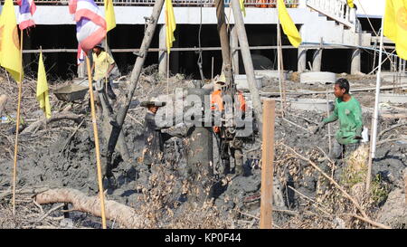 Wat Khun Samut Jeen ist ein Tempel am Meer, dass der Boden im Inneren des Gebäudes aufgrund steigender Meeresspiegel angehoben hat, so ungewöhnlich kleine Türen. Stockfoto