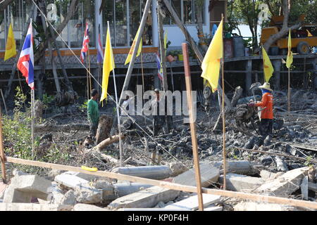 Wat Khun Samut Jeen ist ein Tempel am Meer, dass der Boden im Inneren des Gebäudes aufgrund steigender Meeresspiegel angehoben hat, so ungewöhnlich kleine Türen. Stockfoto