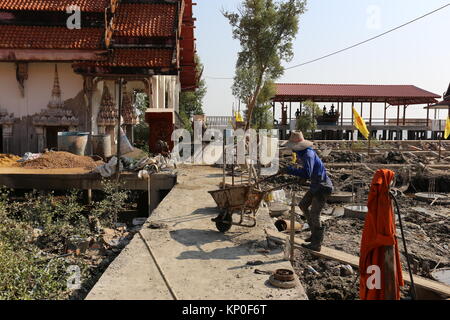 Wat Khun Samut Jeen ist ein Tempel am Meer, dass der Boden im Inneren des Gebäudes aufgrund steigender Meeresspiegel angehoben hat, so ungewöhnlich kleine Türen. Stockfoto