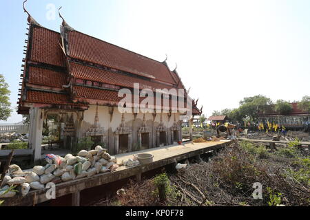 Wat Khun Samut Jeen ist ein Tempel am Meer, dass der Boden im Inneren des Gebäudes aufgrund steigender Meeresspiegel angehoben hat, so ungewöhnlich kleine Türen. Stockfoto