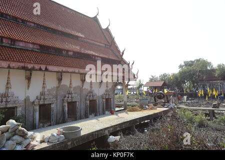 Wat Khun Samut Jeen ist ein Tempel am Meer, dass der Boden im Inneren des Gebäudes aufgrund steigender Meeresspiegel angehoben hat, so ungewöhnlich kleine Türen. Stockfoto