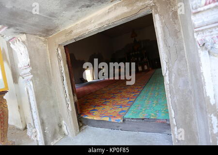 Wat Khun Samut Jeen ist ein Tempel am Meer, dass der Boden im Inneren des Gebäudes aufgrund steigender Meeresspiegel angehoben hat, so ungewöhnlich kleine Türen. Stockfoto