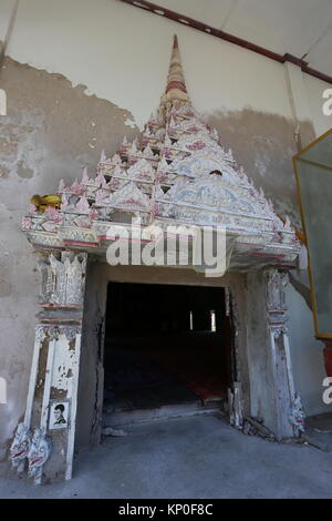 Wat Khun Samut Jeen ist ein Tempel am Meer, dass der Boden im Inneren des Gebäudes aufgrund steigender Meeresspiegel angehoben hat, so ungewöhnlich kleine Türen. Stockfoto