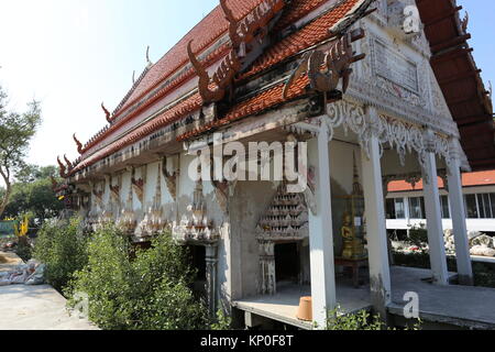 Wat Khun Samut Jeen ist ein Tempel am Meer, dass der Boden im Inneren des Gebäudes aufgrund steigender Meeresspiegel angehoben hat, so ungewöhnlich kleine Türen. Stockfoto
