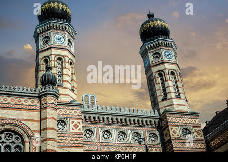 Die im maurischen Stil, zwei Zwiebeltürme der Dohaney Synagoge und Jüdisches Museum in Budapest, Ungarn Stockfoto