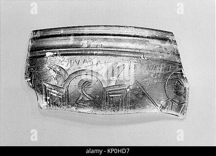 Ein Glasfragment einer spätrömischen Schüssel aus dem 4. Oder 5. Jahrhundert, graviert und grünlich, Teil der Sammlung des Metropolitan Museum of Art. Stockfoto