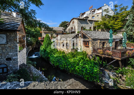 Eine friedliche Stream vom Fluss Neretva mit einem Stein Haus, kleines Cafe und Gärten in Mostar, Bosnien und Herzegovinia Stockfoto