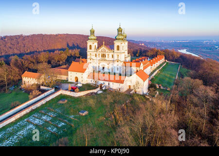 Kamaldulenserkloster und barocke Kirche in den Wald auf dem Hügel in Bielany, Krakau, Polen, Luftaufnahme im Abendlicht mit weitem Blick auf Krakau Stadt Stockfoto