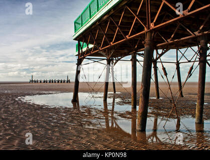 Eine abstrakte Sicht auf die Struktur der St Annes Pier, mit der alte Pier im Hintergrund Stockfoto